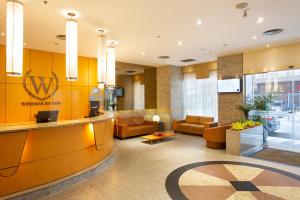 里约热内卢Windsor Asturias Hotel的一个带沙发和椅子的酒店大堂