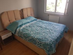 伊斯坦布尔Blue Appartment near to Istanbul new Airport的一间卧室配有一张带蓝色被子的床