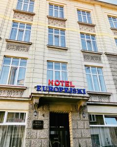 普热梅希尔欧洲酒店的大楼内带有标志的酒店入口