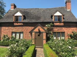 ArleyHood Lane Farm B&B的红砖房子,有棕色的门
