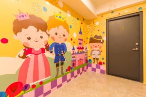 罗东镇閣樂親子旅宿Kids Fun Hotel的一间卧室,配有城堡和公主壁画