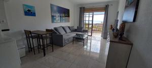 德尔锡伦西奥海岸Balcon del Mar的客厅配有沙发和桌子