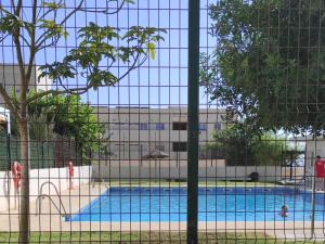 阿尔么丽亚Habitaciones en Casa compartida Retamar的大楼前的游泳池