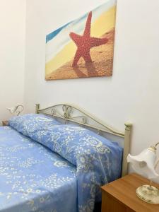 帕图Baia Salentorelax San Gregorio的一间卧室配有一张床,并画着海星