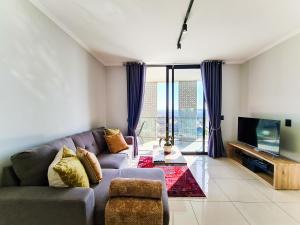 米德兰Ellipse Waterfall Upmarket Apartment的带沙发和电视的客厅