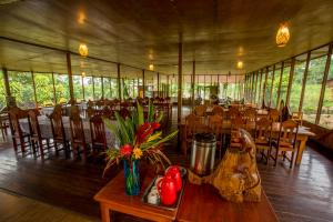 TambopataMonte Amazonico Lodge的帐篷内带桌椅的用餐室