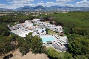 Cassano JonioNicolaus Club Bagamoyo Resort的享有带游泳池的度假村的空中景致