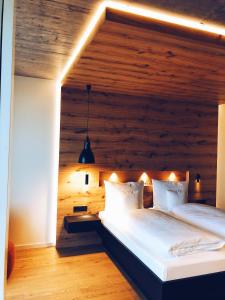 弗罗伊登施塔特Fritz Lauterbad的卧室设有两张床铺和木墙
