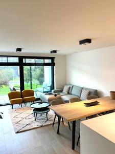 根特Schitterend nieuwbouw appartement in Gent的客厅配有沙发和桌子