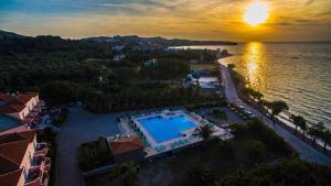 米西姆纳HOTEL BELLA VISTA的享有带游泳池的度假村的空中景致