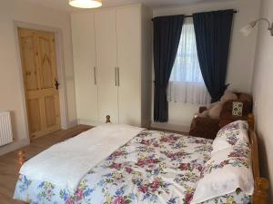 班特里Hillview Cottage的一间卧室设有一张大床和一个窗户。