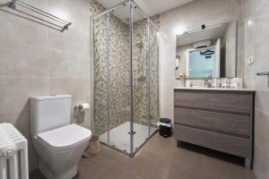 宏达瑞比亚Villa Higer的一间带卫生间和玻璃淋浴间的浴室
