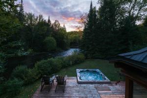 The Beaver Lodge by Escapades Tremblant内部或周边泳池景观