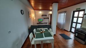 Faja GrandeCasa da Sogra - Apartamento 2的客厅配有桌子和沙发