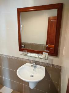 Thái BìnhWhite Palace 2的浴室设有白色水槽和镜子
