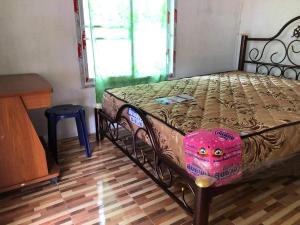 Ban BoGarden Home, Chanthaburi的一张卧床,坐在有安息室里