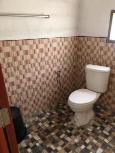 Ban BoGarden Home, Chanthaburi的瓷砖客房内的卫生间