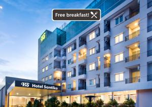 贝克西勿加泗萨提卡麦格酒店的展示酒店建筑的图案,标有免费早餐的标志