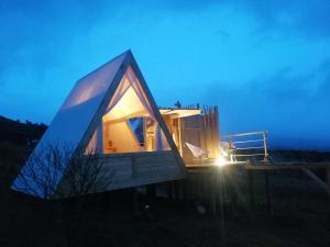 瓜塔维塔Andes Glamping的田野上蓝色屋顶的小房子