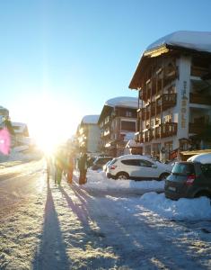 帕苏德尔托纳莱索莱酒店的一群人沿着雪覆盖的街道走着