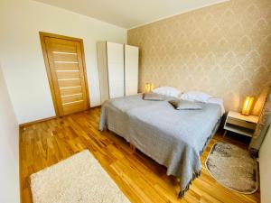 Cozy Lootsi Residence with Sauna and Balcony - Tallinn city centre客房内的一张或多张床位