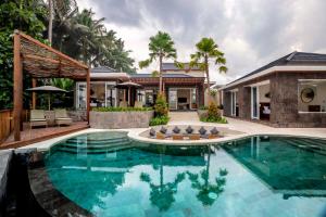 乌布Coconut Grove Villa by BaliSuperHost的房屋前的游泳池