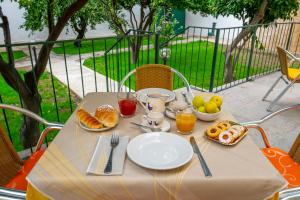 夸尔图-圣埃莱娜Hotel Soleo的一张桌子,早餐包括羊角面包和橙汁