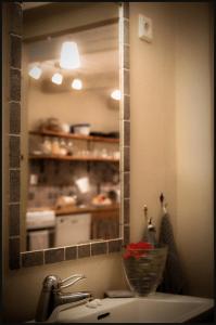 LöderupBed & Breakfast Vinkille的带镜子水槽的浴室和厨房