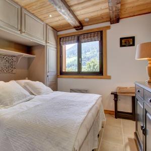 Le BiotL'Ours Blanc Lodge的一间卧室设有一张大床和一个窗户。