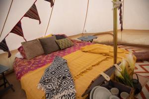 赫彻姆Hunstanton Glamping的帐篷内的一个床位房间