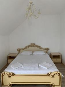 敖德萨Appartments near 7 km 5001155的一间卧室配有带2个床头柜的金色床