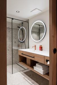 萨尔巴赫萨尔茨堡酒店的一间带水槽和镜子的浴室