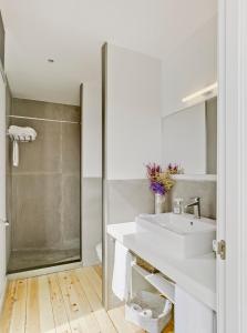 阿利坎特阿方索十世公寓的一间带水槽和淋浴的浴室