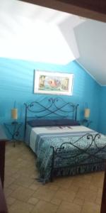 特拉莫La Casetta sul Camposcuola的一间设有一张蓝色墙壁床铺的卧室