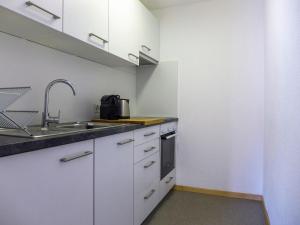 圣莫里茨圣莫里茨巴德奥瓦科茨奇纳二号公寓的厨房配有白色橱柜和水槽