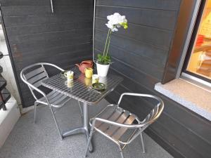 维尔马拉Apartment Cransalpin-4 by Interhome的天井上的小桌子和椅子