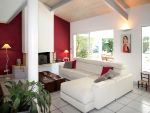 安德诺莱斯贝恩Holiday Home Villa Katy - ADS165 by Interhome的客厅配有白色家具和红色墙壁