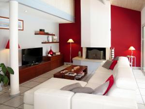 安德诺莱斯贝恩Holiday Home Villa Katy - ADS165 by Interhome的客厅配有白色沙发和壁炉