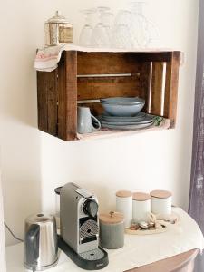BeckerichIsabelle's Rosegarden的一张桌子、烤面包机、咖啡壶