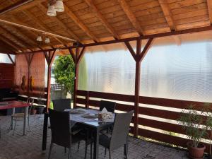 克拉约瓦Pensiunea exotic的一间带桌椅和窗户的用餐室