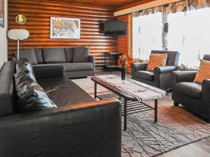 LannevesiHoliday Home Pusula by Interhome的带沙发和咖啡桌的客厅
