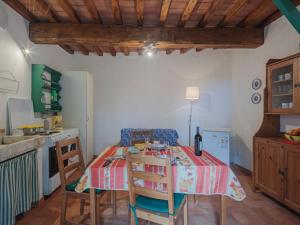 蒙蒂尼奥索Holiday Home San Remigio by Interhome的一间厨房,里面配有桌椅