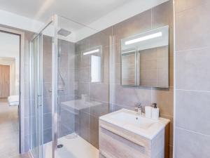 维琪奥港Apartment Paesu Pimpan by Interhome的带淋浴、盥洗盆和镜子的浴室