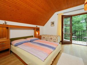 巴拉顿菲兹弗Holiday Home Pinus 2 by Interhome的一间卧室设有一张木天花板床。
