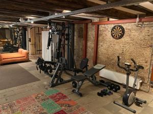 阿姆斯特丹Top apartment along canal in historic centre的砖墙内有几个健身器材的健身房