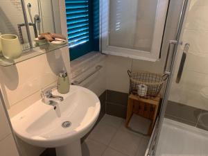 安齐奥Agriostello Riparo的白色的浴室设有水槽和淋浴。