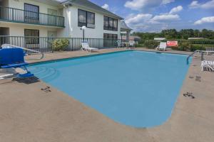 桑福德桑福德戴斯酒店的房屋前设有坡道的大型游泳池