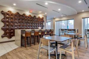 Comfort Suites Fort Lauderdale Airport & Cruise Port餐厅或其他用餐的地方