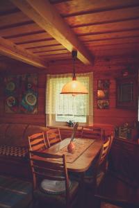 RudniaNamelis Rudnios kaime “Nykštukas”的一间带桌椅和窗户的用餐室