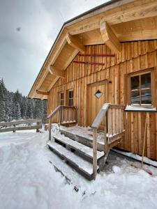拉赫塔尔Skihütte的小木屋,门廊上积雪